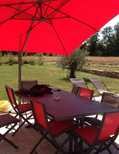 Gîte Erica - Repas extérieur au bord de la piscine