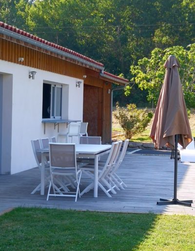 Gîte 2, la table au bord de la piscine